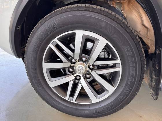 TOYOTA HILUX SW4 2.8 SRX 4X4 7 LUGARES 16V TURBO INTERCOOLER DIESEL 4P AUTOMÁTICO